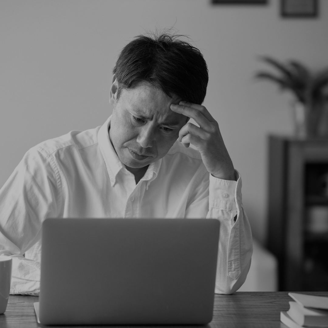 Foto Homem na frente do computador